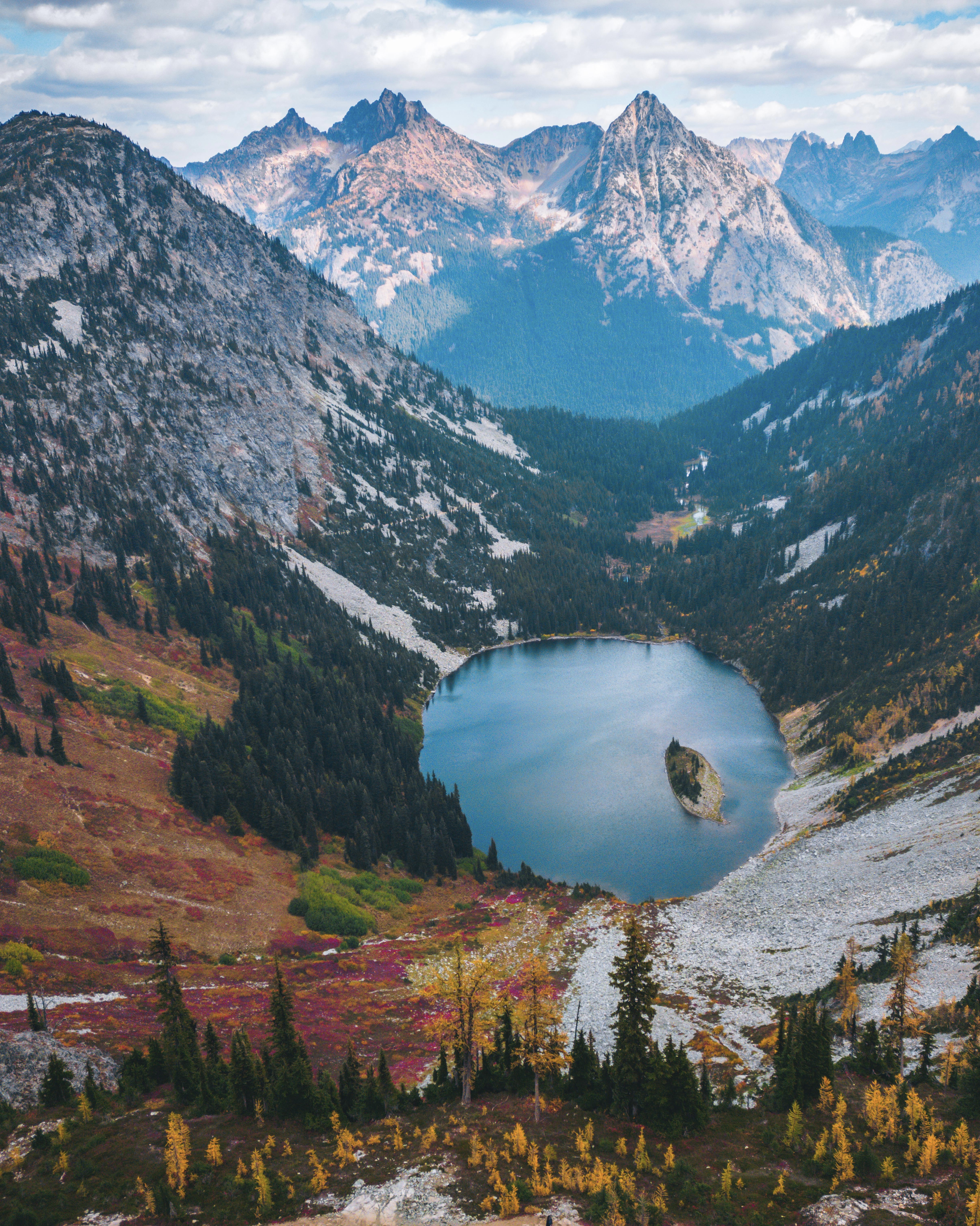 Lake on Maple Pass trail with mountain ridge at the back.